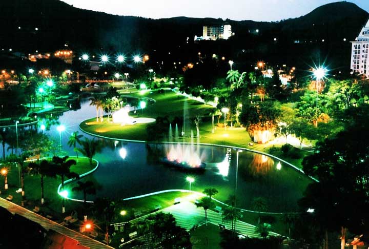 O último grande projeto do artista foi o paisagismo do Parque Ipanema, em Ipatinga/MG. Ao longo da vida, projetou mais de 2 mil jardins e sempre foi um dos grandes nomes brasileiros na defesa da natureza. Na foto, Praça Adhemar de Barros, em Águas de Lindódia (SP).