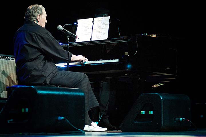 Criado em uma família simples, Lewis demonstrou ainda na infância uma habilidade extraordinária ao piano. Seus pais, convencidos do talento do filho, hipotecaram a casa para comprar um instrumento adequado. 

