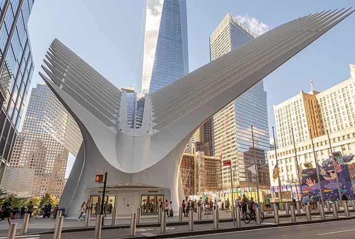 O Oculus Center é composto por dois andares subterrâneos, que abrigam um shopping com mais de 100 lojas e restaurantes, além de uma estação de metrô. A estrutura da construção se assemelha a uma asa de pássaro.