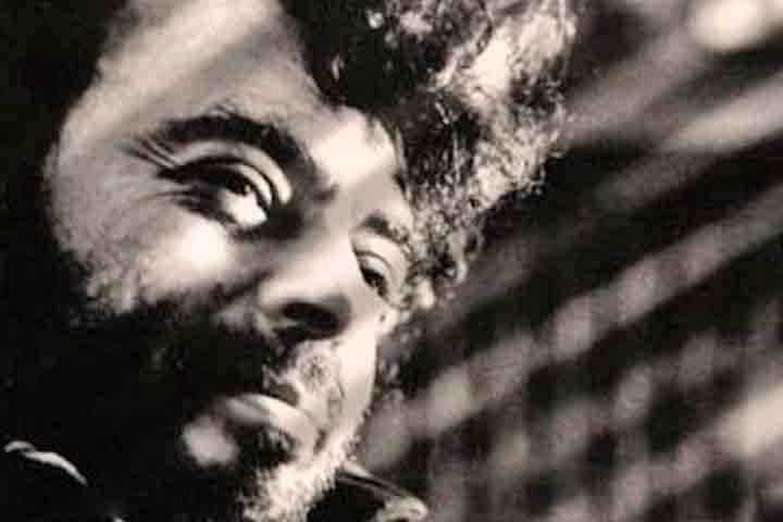 Sua postura política e artística o colocou em conflito com o regime militar instaurado no Brasil em 1964, que passou a vê-lo como uma figura subversiva. Em 1971, em meio ao endurecimento da ditadura, Glauber deixou o país e fixou residência em Portugal, vivendo no exílio. 
