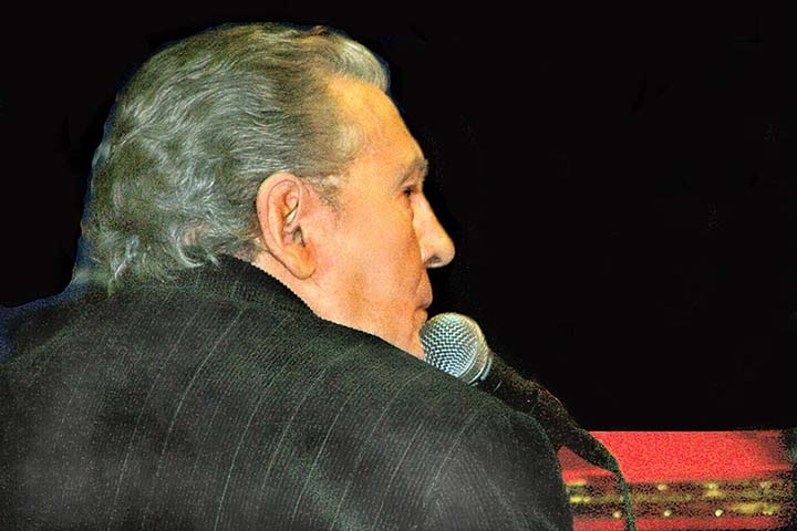 Por sua vez, a vida pessoal de Lewis foi turbulenta. Ele se casou sete vezes e teve seis filhos, sendo que dois acabaram morrendo prematuramente.
