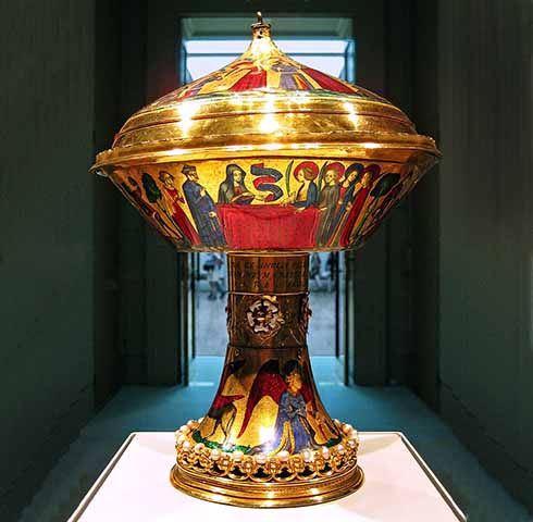 Na antiguidade, os egípcios recorriam à esmaltagem na cerâmica e em objetos de pedra nas artes decorativas. Em outras civilizações da época, a técnica era utilizada no campo da joalheria também.
