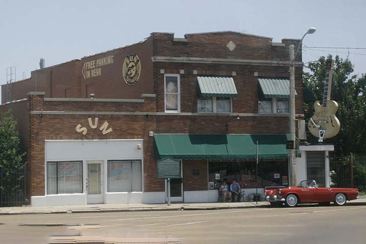 Na metade da década de 1950, Lewis encontrou em Memphis, no lendário estúdio da Sun Records, o espaço ideal para dar vazão ao seu estilo. 
