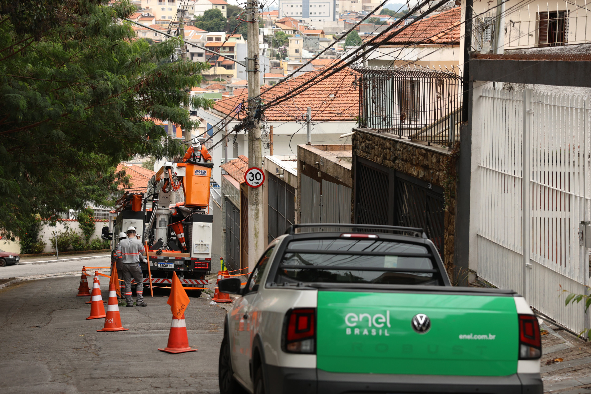 São Paulo (SP), 02/07/2025 - Trabalhadores da Enel trabalham para restabelecer a luz na Freguesia do Ó após rompimento de tubulação da Companhia de Saneamento Básico do Estado de São Paulo - Sabesp na rua Chico Paula. Foto: Rovena Rosa/Agência Brasil (Foto: Rovena Rosa/Agência Brasil)