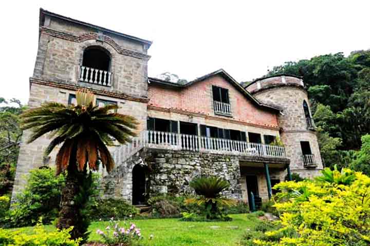 A economia local é baseada na agricultura e pecuária, com destaque para a produção de leite e o cultivo de café, feijão e milho. O município está dividido em dois distritos: Sacra Família do Tinguá e Morro Azul.