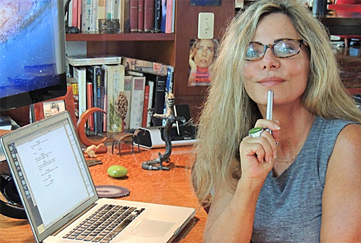 Seu primeiro grande amor foi a literatura. Começou a escrever na infância e tal atividade a acompanha por toda sua trajetória. Ela começou a estudar a possibilidade de se tornar atriz aos 14 anos, quando recebeu convite para atuar como modelo. 