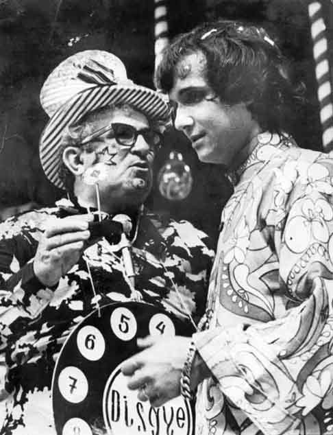 Roberto Carlos é chamado de Rei desde os anos 60. Embora haja distintas versões para a origem do apelido, o fato é que em 1966, em programa na extinta TV Excelsior, o apresentador Chacrinha deu ao cantor uma coroa e o chamou de “Rei da Juventude”. A referência se eternizou ali.