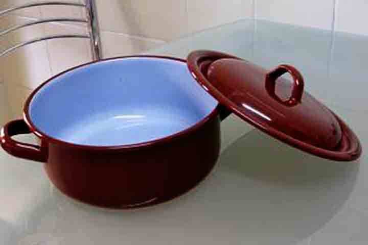 A partir do século 19, a técnica passou a ser adotada na fabricação de produtos em série e de uso cotidiano, mormente em recipientes de cozinha.
