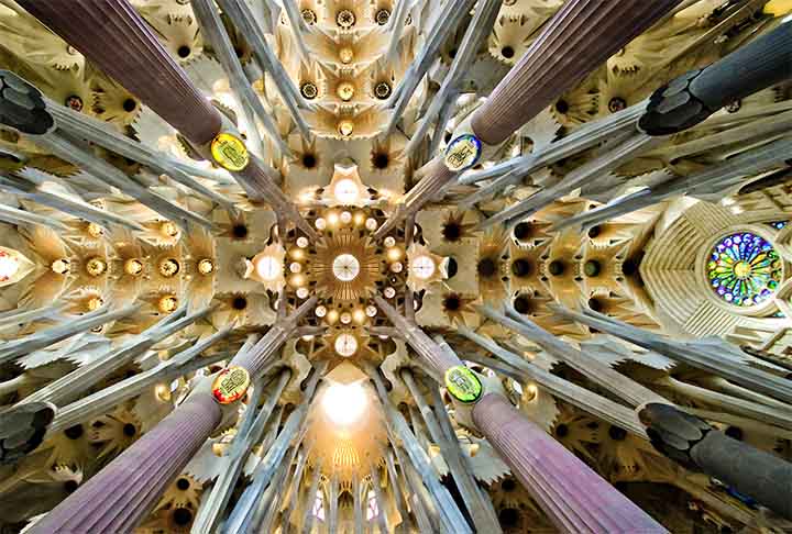 Essa técnica permite aos arquitetos criar projetos mais complexos e adaptáveis, que podem ser facilmente modificados para atender às necessidades específicas de um cliente. Hoje o Flipar apresenta vários exemplos desse método curioso!