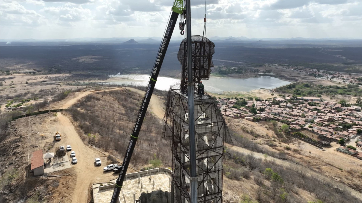 Após mais de 40 anos de espera, a cabeça de Santo Antônio é fixada na estátua, em Caridade