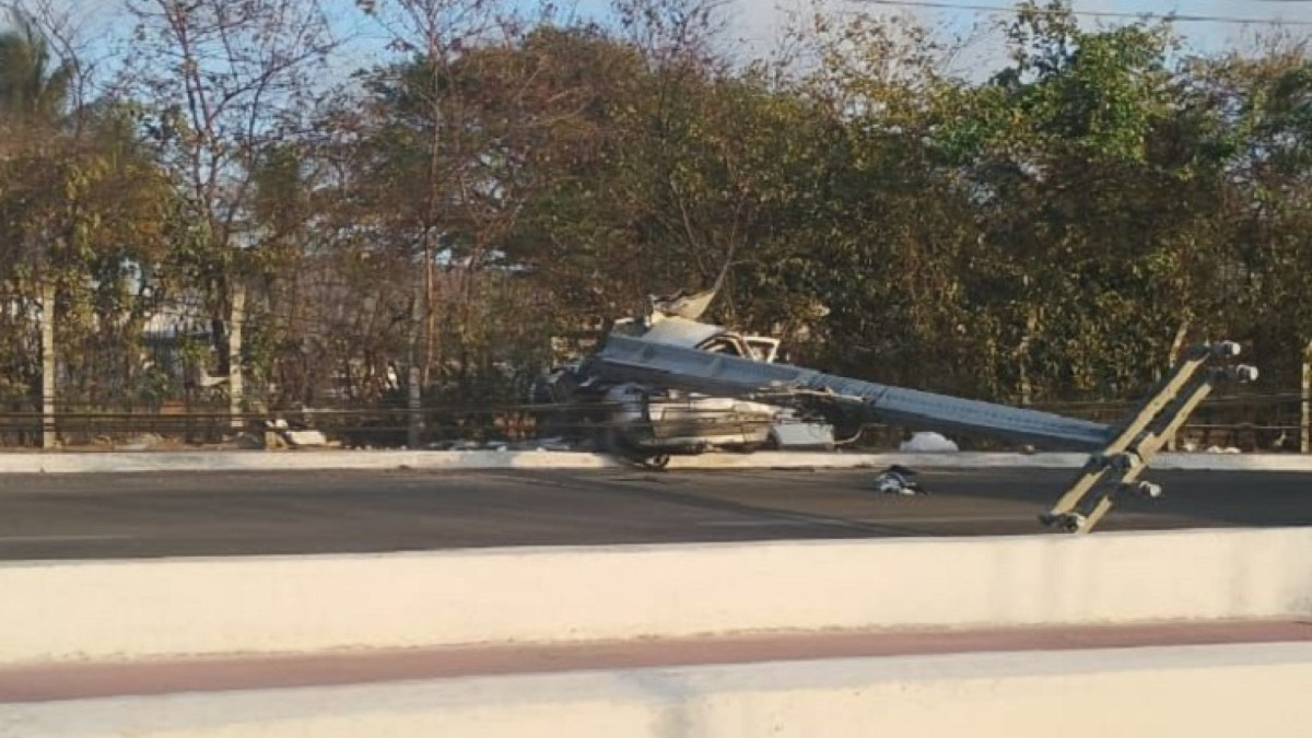Carro no qual suspeitos de um homicídio fugiam da PM colidiu contra um poste de iluminação. Dois deles morreram
