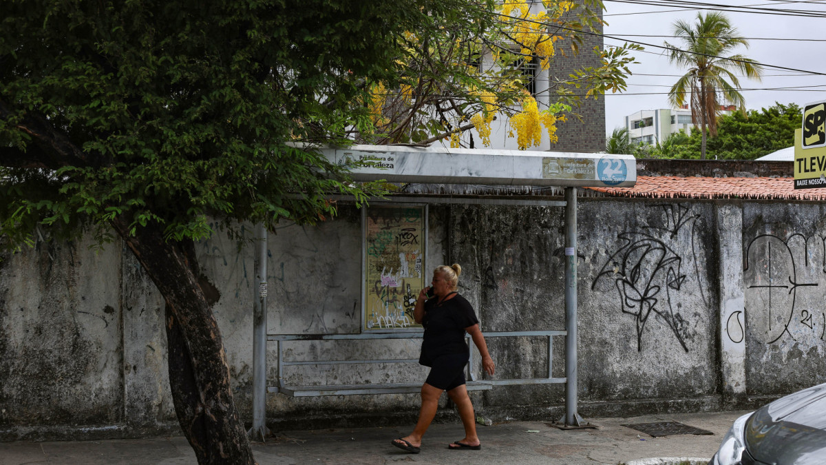 Foto de apoio ilustrativo: 50 pontos de &ocirc;nibus de Fortaleza receber&atilde;o pain&eacute;is interativos com conectividade a uma central de atendimento remoto especializado e integrada &agrave;s for&ccedil;as de seguran&ccedil;a at&eacute; o fim de fevereiro de 2026

