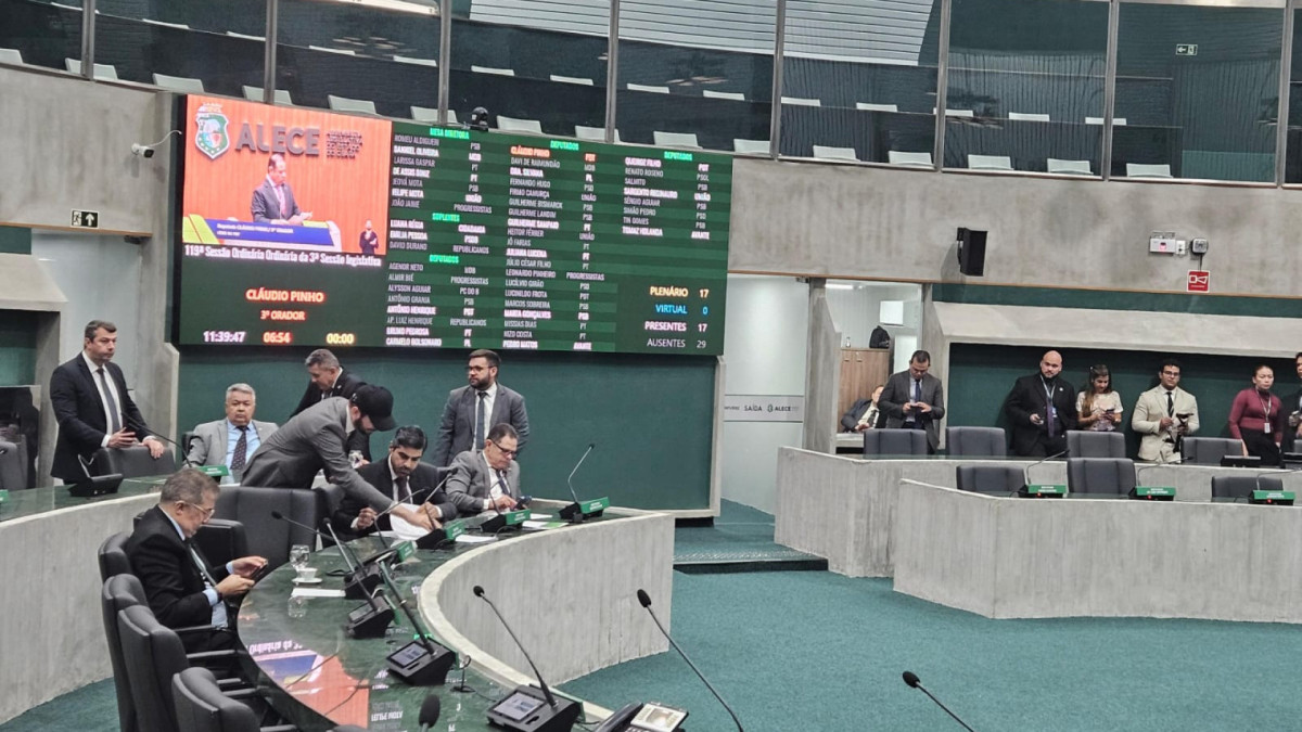 Deputados da oposição discursam na tribunal da Assembleia Legislativa do Ceará (Alece) nesta terça-feira,16