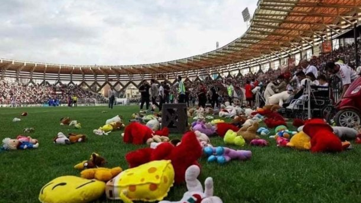 Fãs do Zakho fizeram ação em estádio para doação de brinquedos: 