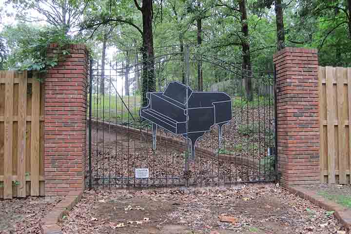 Jerry Lee Lewis morreu em 28 de outubro de 2022, aos 87 anos, em sua casa no Mississippi. 
