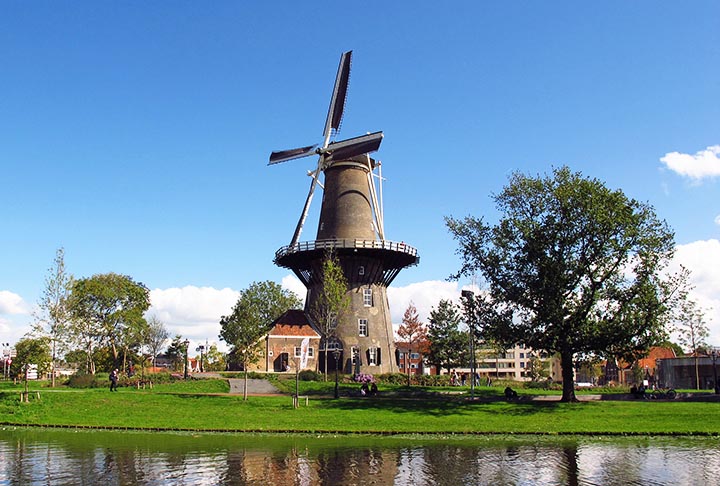 “De Valk” é um dos pontos mais conhecidos da cidade de Leiden. É o único moinho que ainda está em pé dos 19 que a região já teve. Finalizado em 1785, substituiu outras duas estruturas semelhantes para moagem de grãos e produção de farinha.