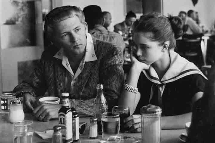 O escândalo foi devastador: contratos foram rescindidos, shows cancelados e sua reputação pública despencou. Ainda assim, Jerry Lee nunca desistiu.
