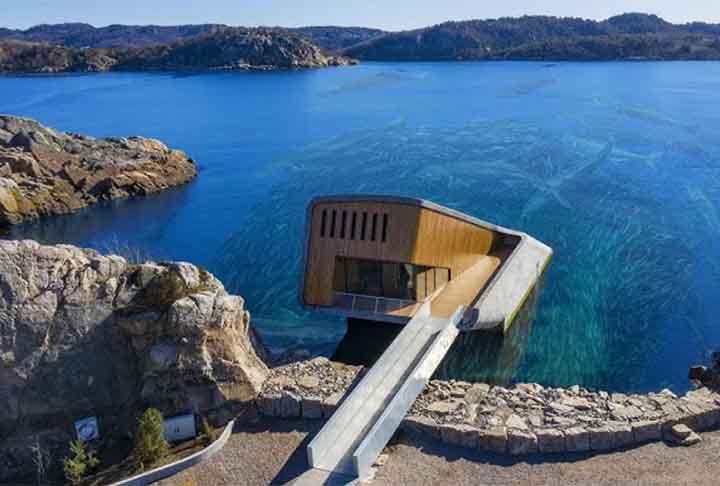 Under, Noruega: Este é um restaurante subaquático localizado na cidade de Lindesnes. Foi projetado pelo escritório de arquitetura Snøhetta e inaugurado em 2019.