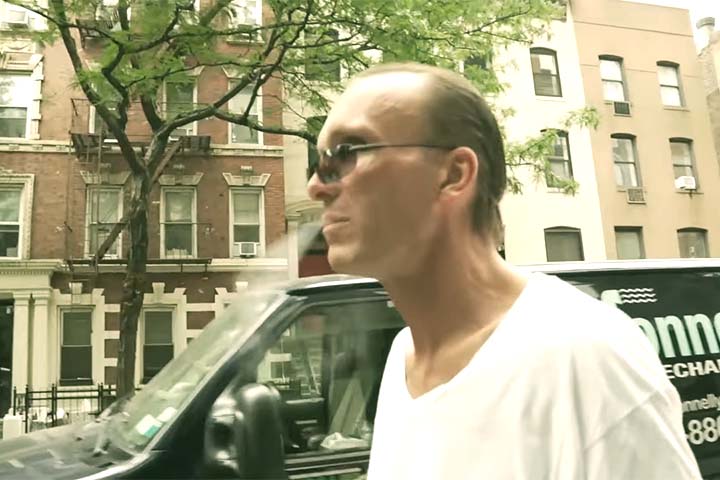 Além disso, fez contribuições em produções recentes, incluindo “The Continental”, uma série derivada do universo John Wick. 
