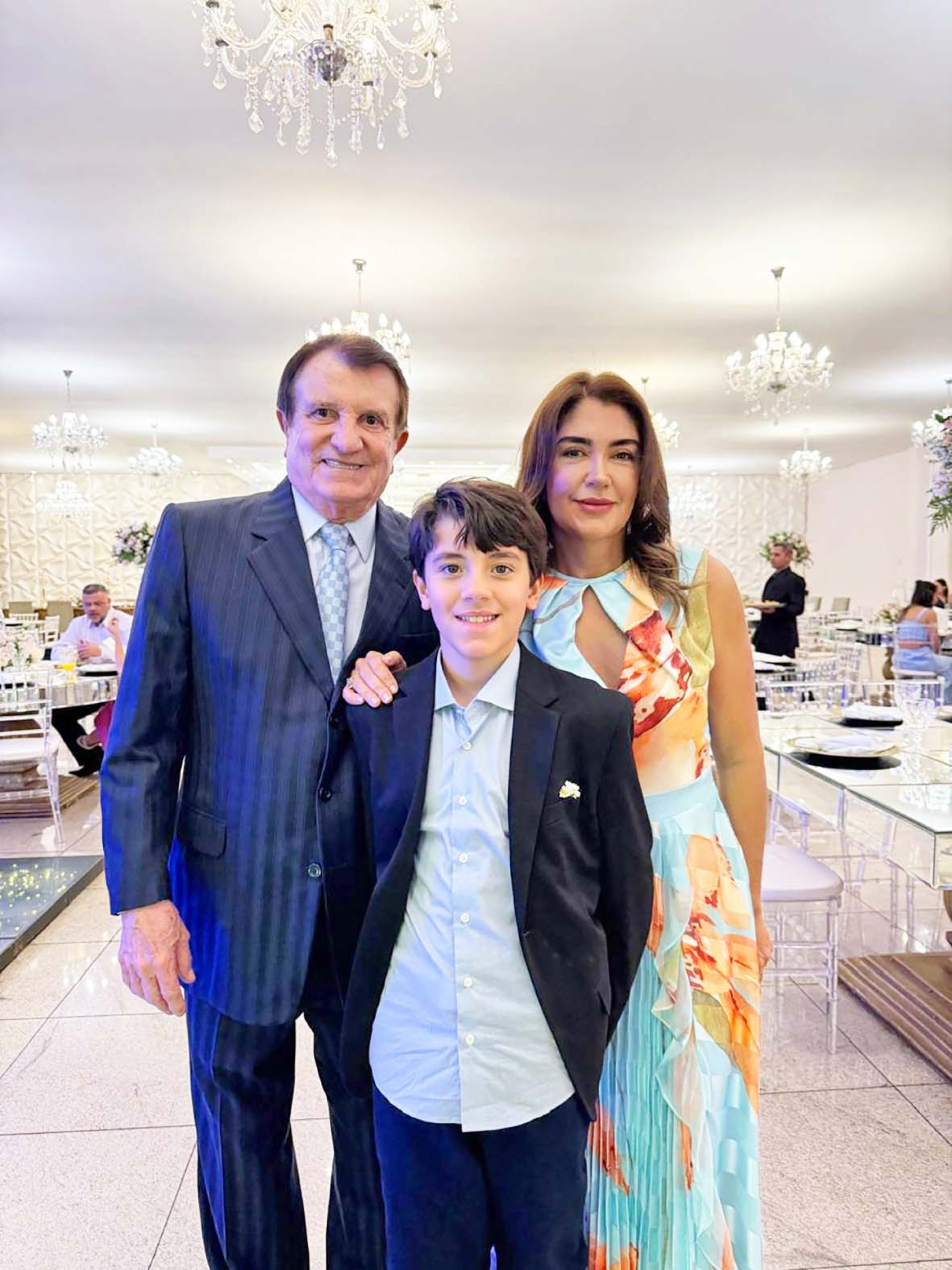 De chegada ao torrão, advogado Estenio Campelo, mulher Ana Cristina e filho João Gabriel dividirão temporada entre Beira Mar e Porto das Dunas (Foto: acervo pessoal)