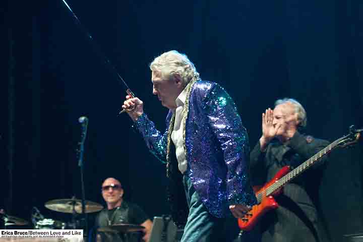 Ademais, o ícone do rock e do country travou batalhas com álcool, drogas e problemas de saúde. 
