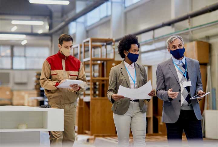 9. Gestor de operações e logística: Os investimentos crescentes em infraestrutura proporcionam oportunidades para profissionais gerenciarem operações e logística. A formação recomendada é: Graduação em Engenharia, Administração, Economia ou Comércio Exterior.