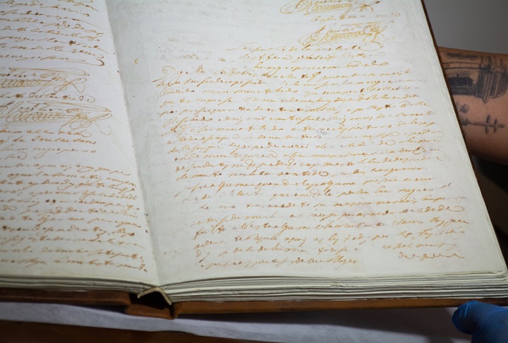 A música original foi composta por Marcus Viana, que trabalhou com o tema na trilha da novela Xica da Silva, da Rede Manchete. 