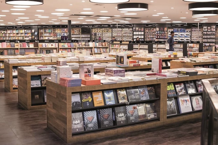 O gestor também contesta a justificativa das editoras de que o plástico protege o livro contra danos, alegando que essa proteção é meramente temporária.