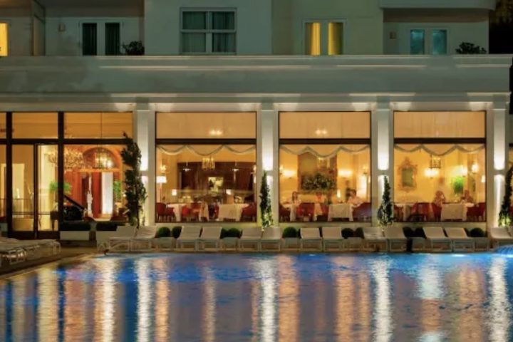 Localizado em frente à famosa piscina do Copacabana Palace, o restaurante acumula cerca de 30 anos de história.