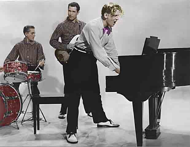 Nesse ambiente, Jerry Lee lançou canções que se transformaram em clássicos do rock, como “Breathless”, “High School Confidential” e, sobretudo, “Great Balls of Fire”, um dos maiores sucessos da história do gênero.
