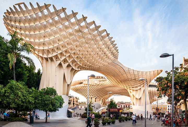Estrutura de madeira do Metropol Parasol, Espanha: Projetada pelo arquiteto alemão Jürgen Mayer-Hermann e inaugurada em 2011, essa é a maior estrutura de madeira do mundo. O design consiste em seis guarda-sóis com a forma de cogumelos.