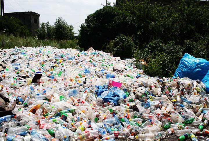 Afinal, as sacolas plásticas levam pelo menos 200 anos para se degradar, além de trazerem diversos transtornos. Entre eles, entupir passagens de água nos córregos e bueiros, o que acarreta no acúmulo de retenção de lixos, aumentando a chance de enchentes. 