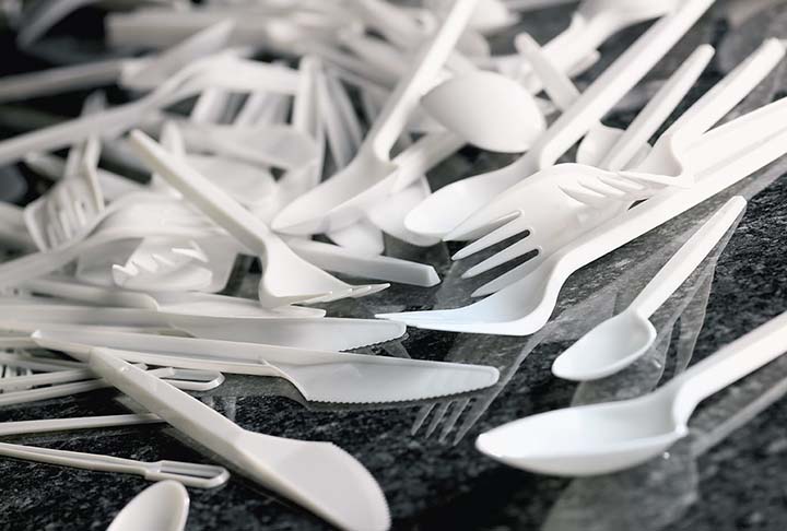 Como o plástico das sacolas é feito com polietileno, substância originada do petróleo, sua decomposição libera gás carbônico e polui o ambiente, além de contribuir com o efeito estufa.