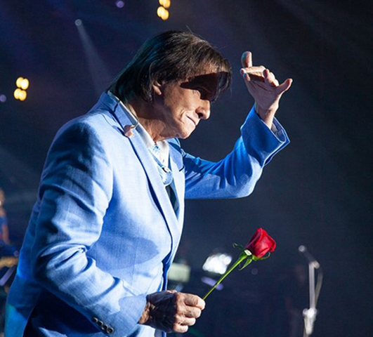 Uma das marcas registradas de Roberto Carlos é distribuir rosas para a plateia de seus shows. O ritual surgiu em 1978, quando o cantor identificou uma conhecida em meio ao público, retirou um cravo de sua lapela e atirou para ela. 