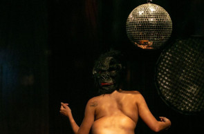 A atriz cearense Jéssica Teixeira em cena no espetáculo 