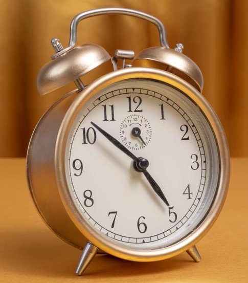 A história dos relógios é longa e fascinante, com suas raízes nos primórdios da civilização humana.