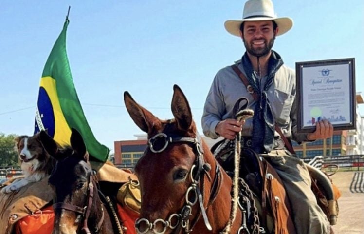 Atravessar 10 mil km, dos Estados Unidos ao Brasil, montado em uma mula. É o que vem tentando fazer o engenheiro civil paulista Pedro Henrique Biondo, conhecido como Pedro Berranteiro. 