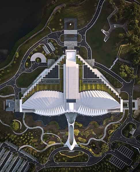 A arquitetura paramétrica é uma técnica de design que usa parâmetros e algoritmos para gerar formas arquitetônicas. E cria um visual que impressiona.