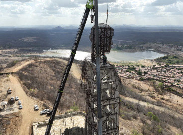 Após mais de 40 anos de espera, a cabeça de Santo Antônio é fixada na estátua, em Caridade 