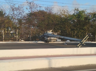 Carro no qual suspeitos de um homicídio fugiam da PM colidiu contra um poste de iluminação. Dois deles morreram 