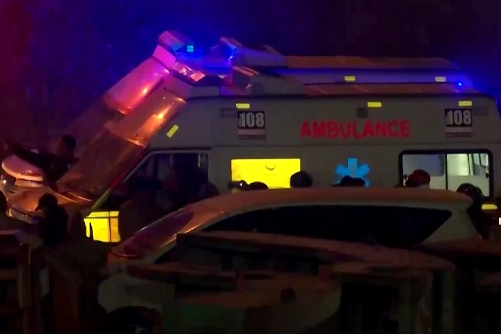 Um a um, os operários foram sendo retirados em macas através de um tubo de aço de 90 cm.