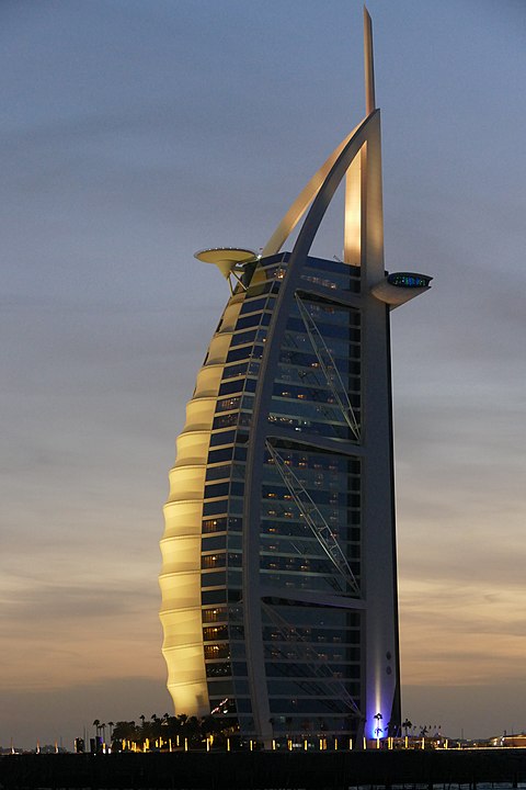 Burj Al Arab - Emirados Árabes - O luxuoso hotel construído sobre uma ilha artificial de vidro de 280 metros perto da praia de Jumeirah, em Dubai, tem estrutura de concreto e três níveis no subsolo. Seu formato lembra a vela de um dhow, um tipo de barco Árabe. 