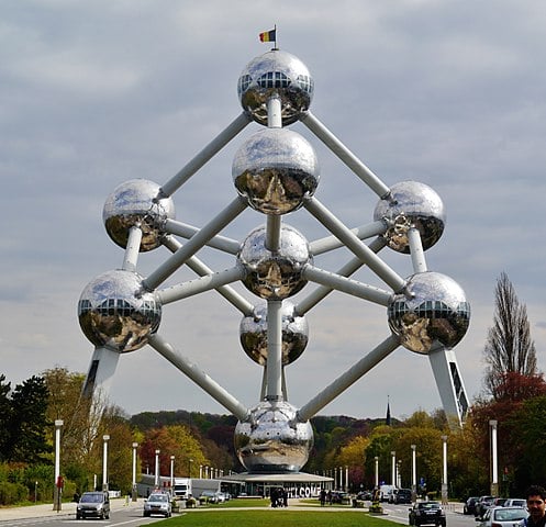 Atomium - Bélgica - Construído em 1958 para a Expo58, tornou-se permanente e é uma das principais atrações em Bruxelas. Com 102m de altura, representa um cristal de ferro, ampliado 165 milhões de vezes, com tubos que formam 8 vértices. Suas folhas de alumínio foram renovadas em 2004. 