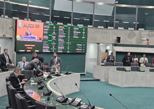Deputados da oposição discursam na tribunal da Assembleia Legislativa do Ceará (Alece) nesta terça-feira,16