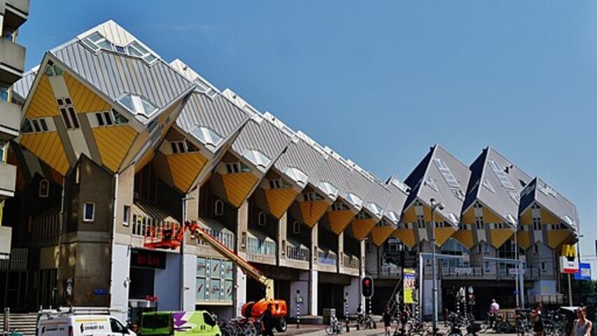 As Casas Cubo de Rotterdam, criadas pelo arquiteto Piet Blom, formam um conjunto de residências inclinadas que parecem desafiar a lógica. Cada unidade é um cubo girado em 45 graus apoiado sobre um pilar hexagonal, criando uma paisagem urbana descrita como uma floresta geométrica.
