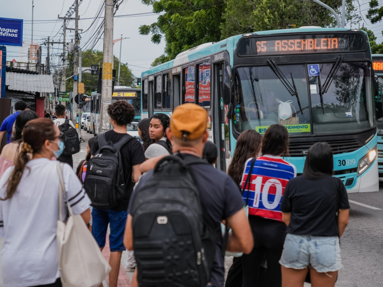 FORTALEZA-CE, BRASIL, 06-12-2024: Parada de ônibus na Av. 13 de Maio, que teve sua coberta removida por razão da construção de um empreendimento privado. (Foto: Fernanda Barros/ O Povo)