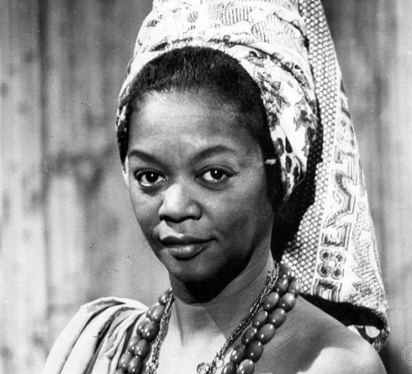 Ruth de Souza: A lendária atriz Ruth de Souza também interpretou Chica da Silva em uma versão teatral da história, embora não tenha sido um filme ou série de TV.