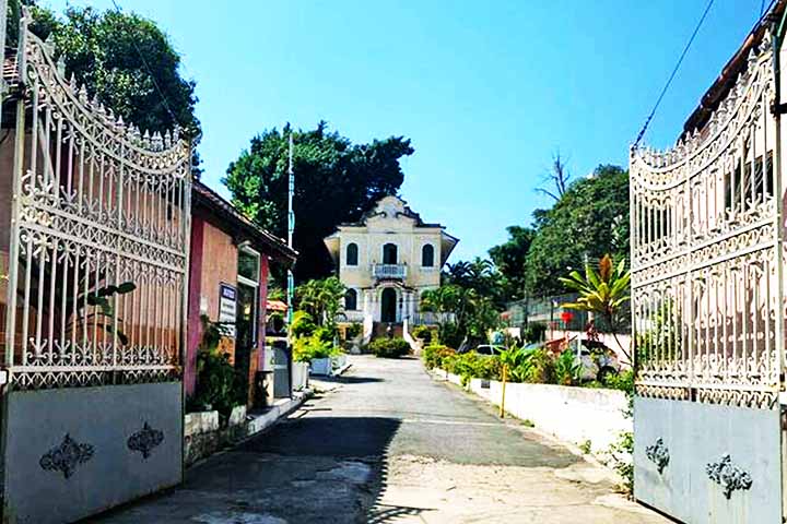 Atualmente, cerca de 50 pessoas são acolhidas no local, que tem uma estrutura completa, com piscina, biblioteca, cinema, teatro, salão de beleza e outras opções de entretenimento.
