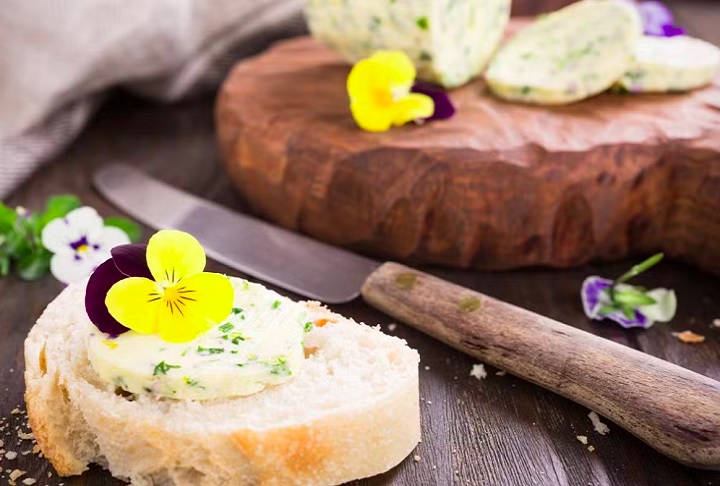 As flores comestíveis têm sido utilizadas por várias culturas ao longo dos séculos, tanto na culinária quanto na medicina. 