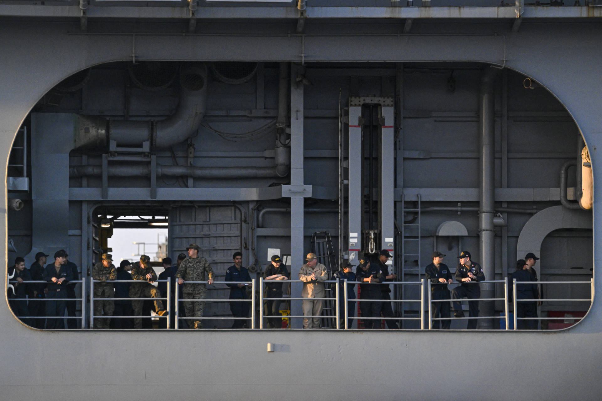 ￼MILITARES americanos a bordo de navio atracado em Porto Rico (Foto: MIGUEL J. RODRIGUEZ CARRILLO / AFP)